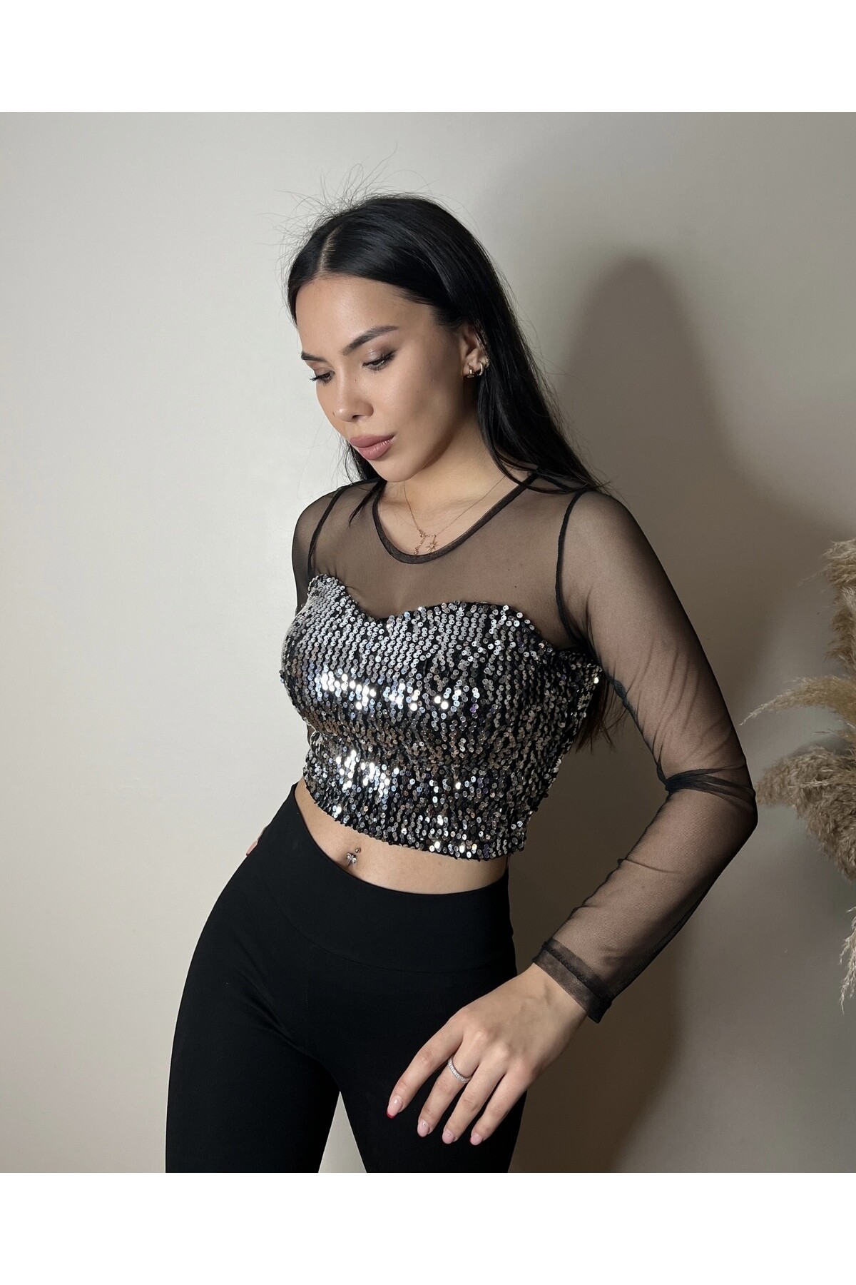 Siyah Kolları Tül Detay Gümüş Pullu Bluz 