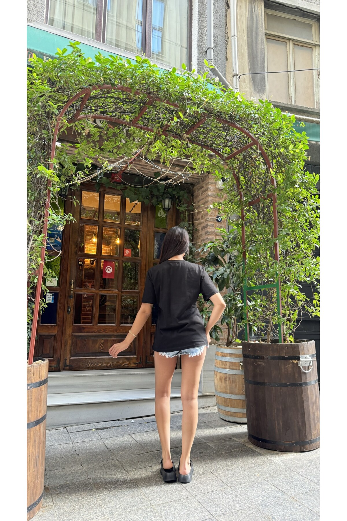 Siyah Sarı Taşlı Guess Baskılı T-Shirt