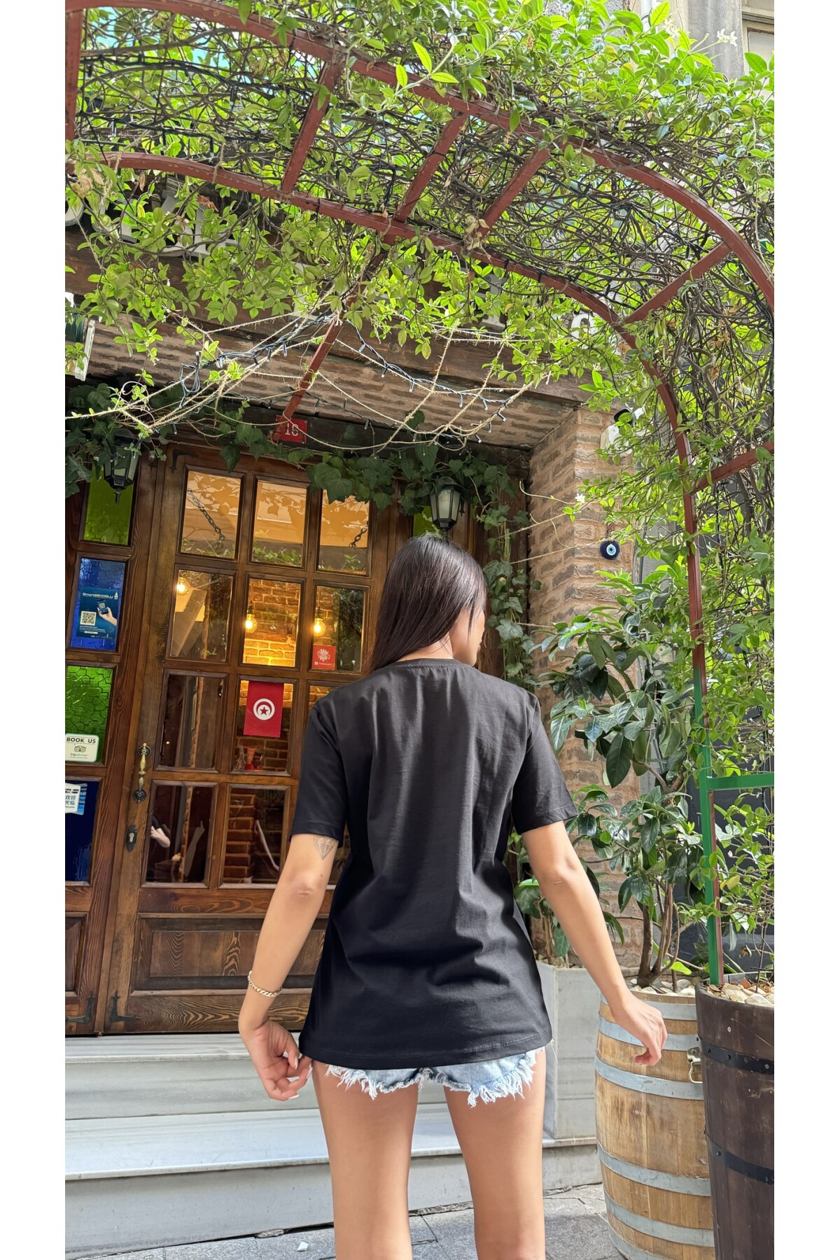 Siyah Sarı Taşlı Guess Baskılı T-Shirt