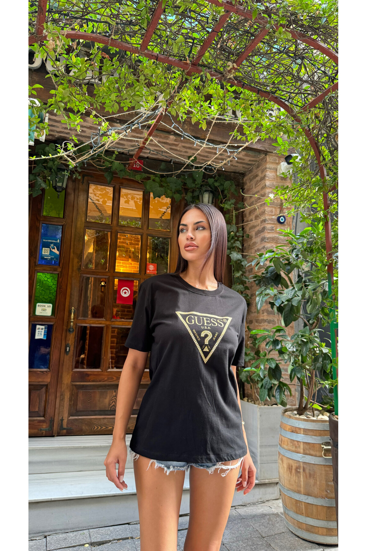 Siyah Sarı Taşlı Guess Baskılı T-Shirt