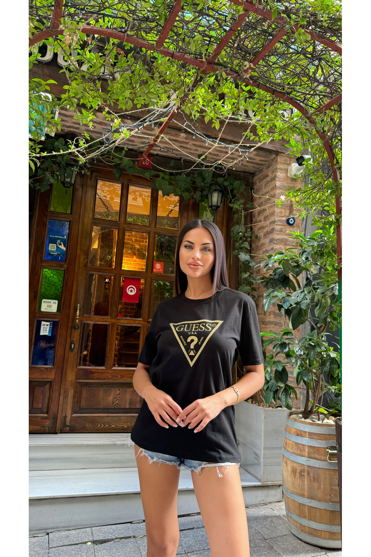 Siyah Sarı Taşlı Guess Baskılı T-Shirt