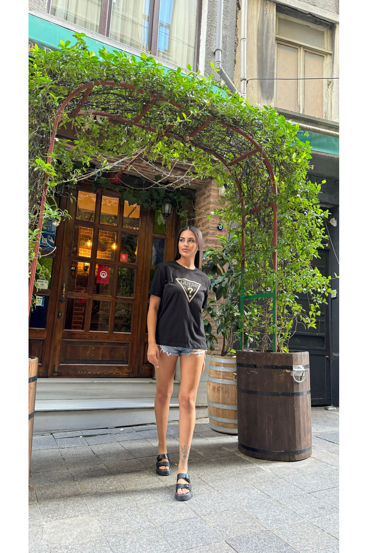 Siyah Sarı Taşlı Guess Baskılı T-Shirt