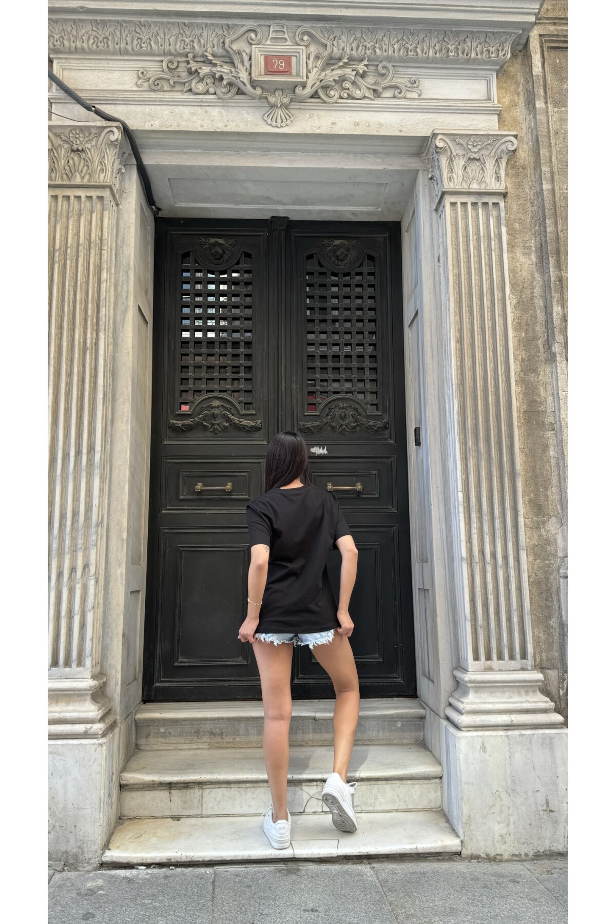 Siyah Taşlı Guess Baskılı T-Shirt