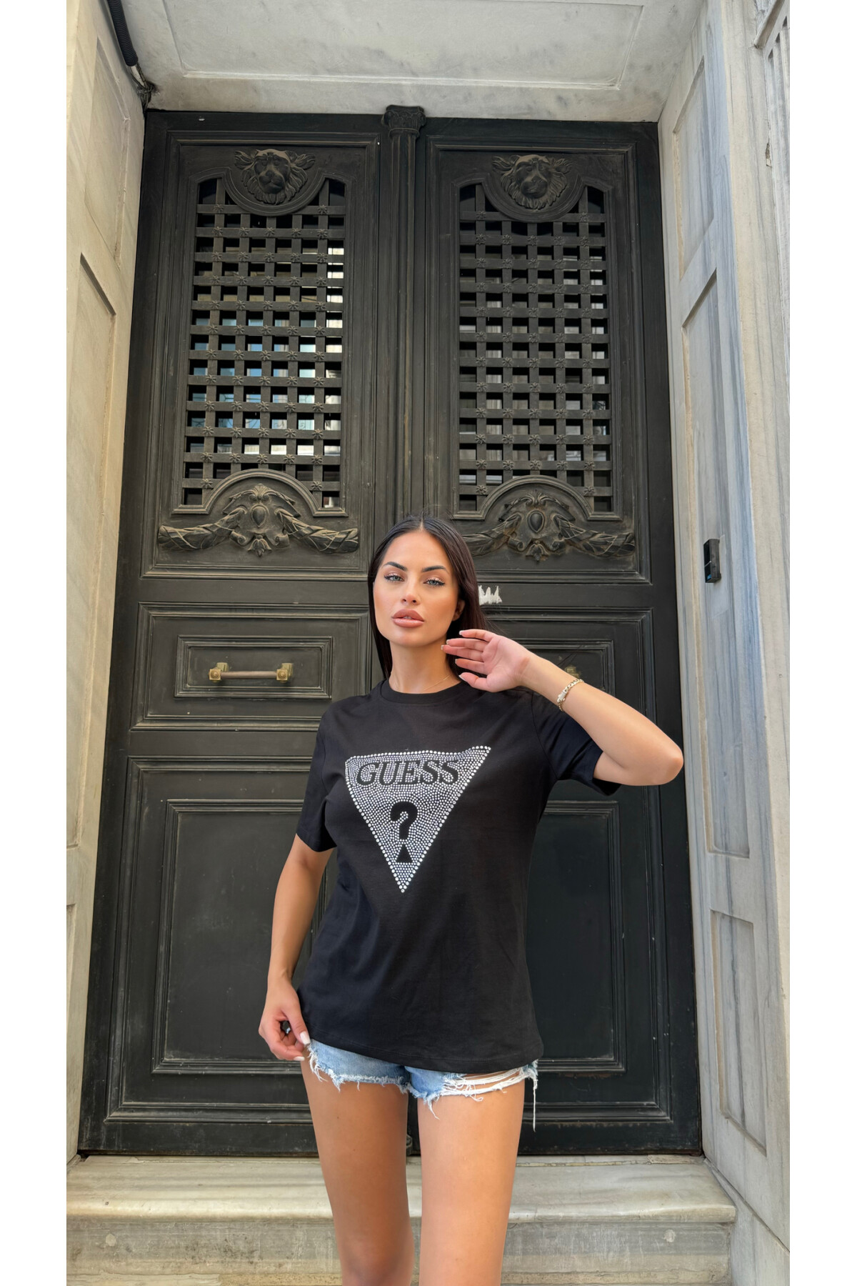 Siyah Taşlı Guess Baskılı T-Shirt