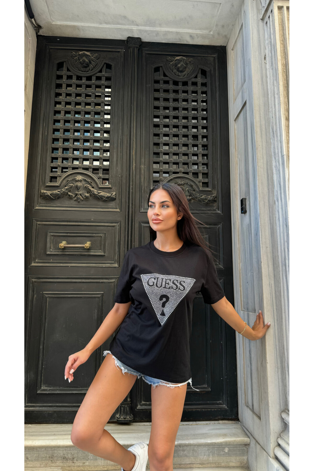 Siyah Taşlı Guess Baskılı T-Shirt