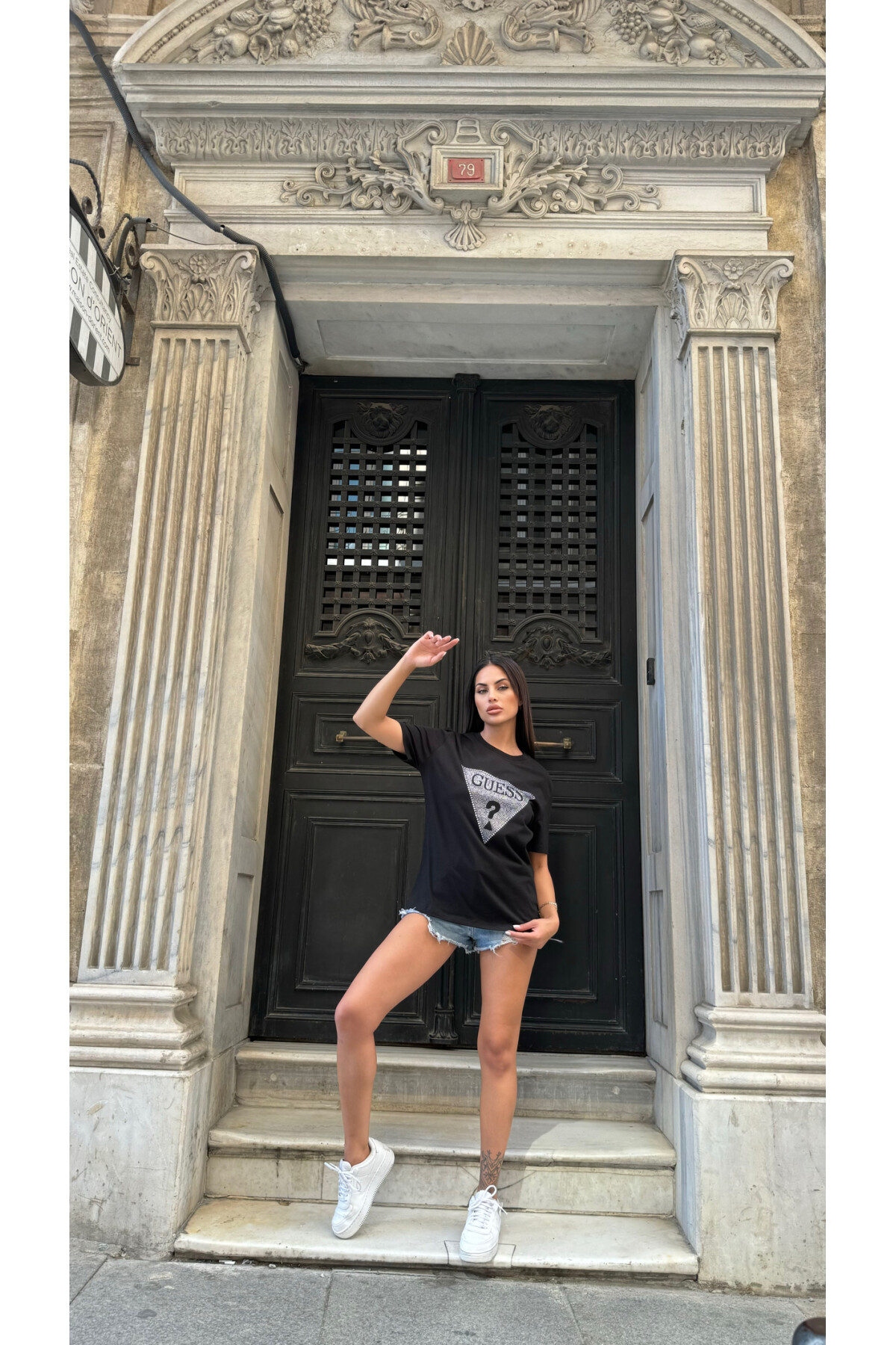 Siyah Taşlı Guess Baskılı T-Shirt